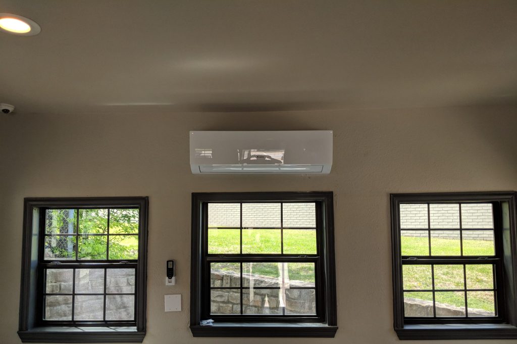 A picture of an installed indoor unit in a Minisplit AC system inside a house.