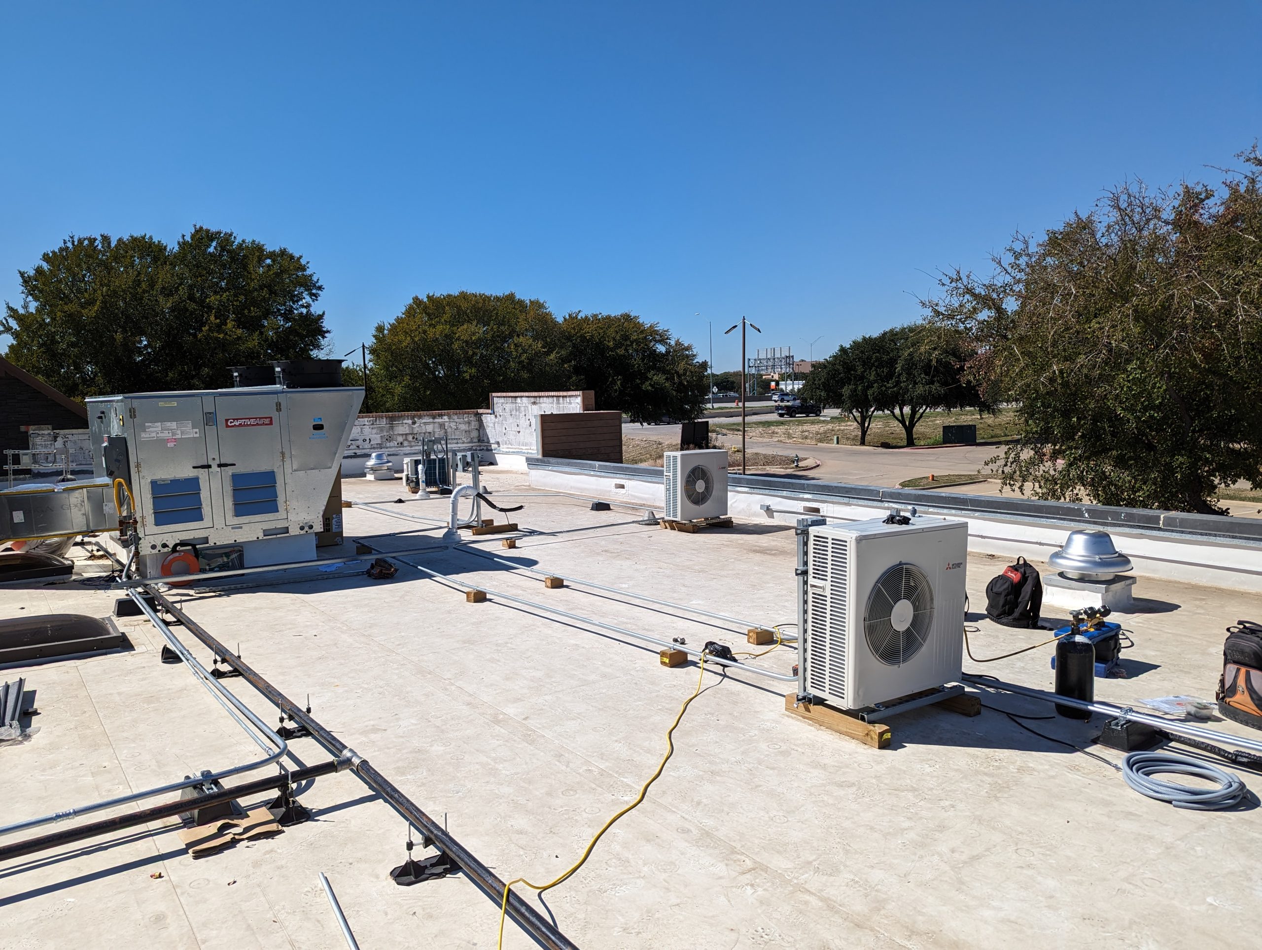 Minit splits with DOAS units on a commercial building